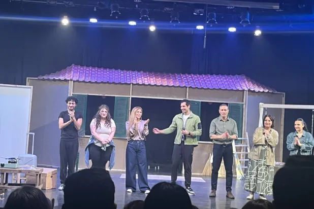 فريق العمل يقدم تحية الختام للحضور في مسرح «مونو» (الشرق الأوسط)