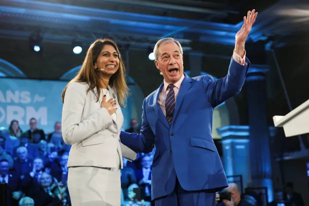 سويلا برافرمان تقف إلى جانب نايجل فاراج خلال مؤتمر صحافي في لندن الاثنين (رويترز)