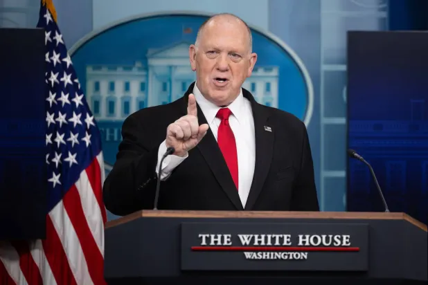 توم هومان مسؤول الحدود في البيت الأبيض يحذر المهاجرين غير النظاميين بمواجهة المحاكمة والسجن ثم الترحيل (إ.ب.أ)