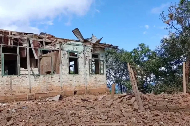 لقطة من فيديو على وسائل التواصل الاجتماعي نُشر في 13 أكتوبر 2025 يظهر مدرسة في فانها بميانمار بعد قصفها بطائرة عسكرية (رويترز)