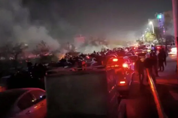 دخان يتصاعد مع تجمع متظاهرين مناهضين للحكومة في مشهد بإيران 10 يناير 2026 في هذه اللقطة المأخوذة من فيديو على وسائل التواصل الاجتماعي (رويترز)