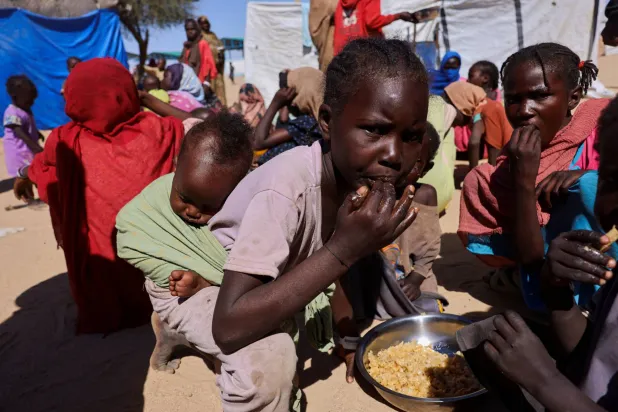 Yerinden edilmiş ailelerin kişisel eşyalarıyla dolu bir kamyon, Güney Sudan'ın Renk bölgesindeki bir sınır noktasından ayrılmayı bekliyor (Arşiv- AFP)