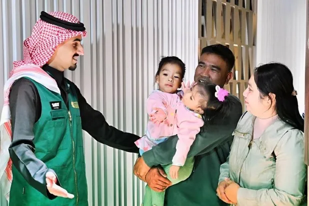 وصول التوأم الملتصق الفلبيني «أوليفيا وجيانا» إلى الرياض
