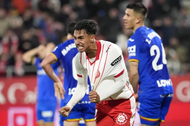 البرازيلي فيتور ريس يحتفل بهدف التعادل القاتل لجيرونا في خيتافي (إ.ب.أ)