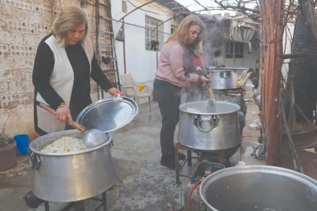 Kamışlı'da dün yerinden edilmiş ailelere dağıtılacak yiyeceklerin hazırlanıyor (AP)