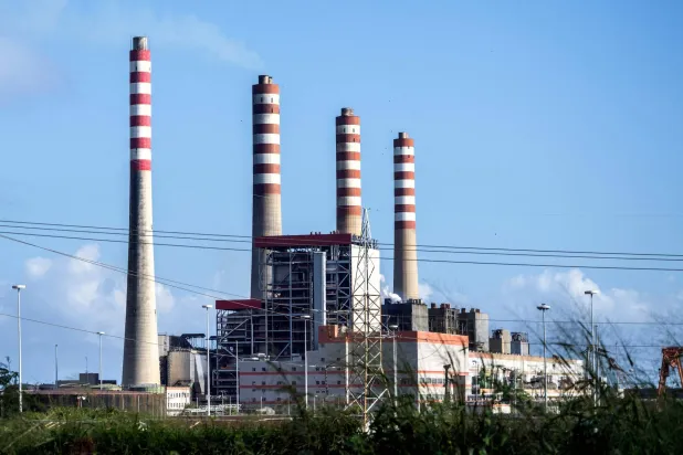 انخفاض طفيف في أسعار النفط وترقب لاجتماع «أوبك بلس»