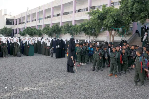 طلبة خلال طابور الصباح في مدرسة بصنعاء (إ.ب.أ)