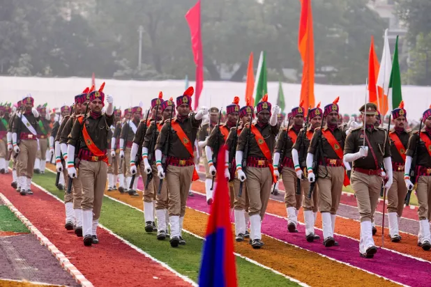 أفراد من شرطة ولاية أوتار براديش يحضرون عرض يوم الجمهورية بساحة خط الشرطة في براياغراج بالهند (أ.ب)