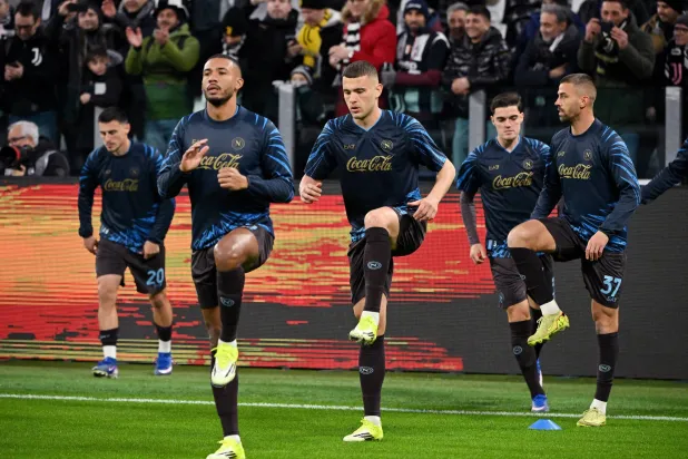 يقف نابولي على حافة الإقصاء إذ يخوض مواجهة مصيرية أمام تشيلسي الإنجليزي (رويترز)