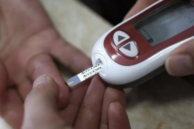 شخص يُجري قياساً لمستوى السكر في الدم (أرشيفية-رويترز)
