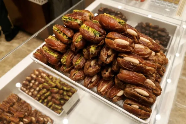 يمكن تناول التمر بالمكسرات كوجبة خفيفة لتحسين الصحة الجنسية (رويترز)