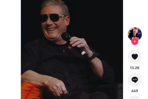 لقطة شاشة تُظهر الفيديو الذي نشره رئيس الوزراء البريطاني كير ستارمر على منصة «تيك توك» وهو يرتدي نظارة شمسية