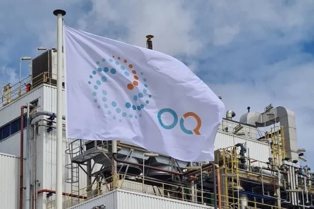 شعار «أوكيو» العمانية أمام حقل نفطي تابع للشركة (إكس)