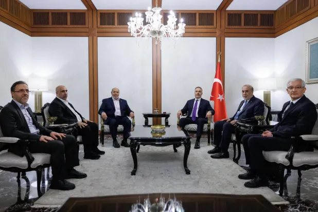 جانب من اجتماع وزير الخارجية التركي، هاكان فيدان ووفد حركة «حماس» برئاسة خليل الحية في أنقرة الاثنين (الخارجية التركية)