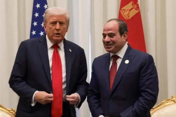 الرئيسان السيسي وترمب في شرم الشيخ خلال «مؤتمر السلام» حول غزة في أكتوبر الماضي (رويترز)