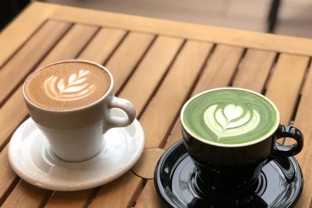 يعتمد اختيار القهوة أو الماتشا على تفضيلاتك وأهدافك الصحية (بيكسباي)