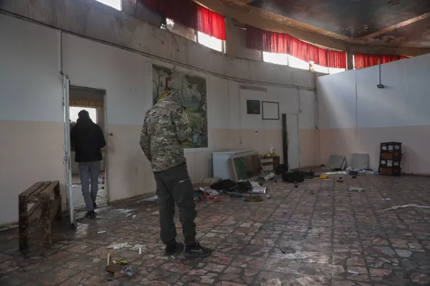  داخل قاعدة عسكرية روسية قرب مطار شمال شرقي سوريا الثلاثاء وقد بدت فارغة مع بدء القوات الروسية الانسحاب منها (أ.ب)