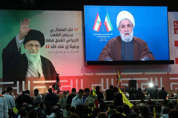 Hizbullah Genel Sekreteri Naim Kasım, Beyrut'un güney banliyölerinde Hizbullah tarafından İran'ı desteklemek için düzenlenen programda konuşurken (Reuters)