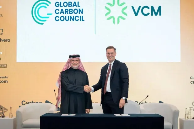 خلال توقيع الشراكة بين «سوق الكربون الطوعية» و«المجلس العالمي للبصمة الكربونية» (واس)