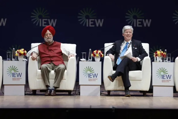 وزير النفط الهندي ونظيره الكندي خلال إحدى الجلسات بقمة أسبوع الطاقة في الهند (الموقع الرسمي للقمة)