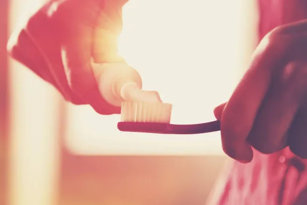 مسحوق مبتكر يبيّض الأسنان ويحمي الفم