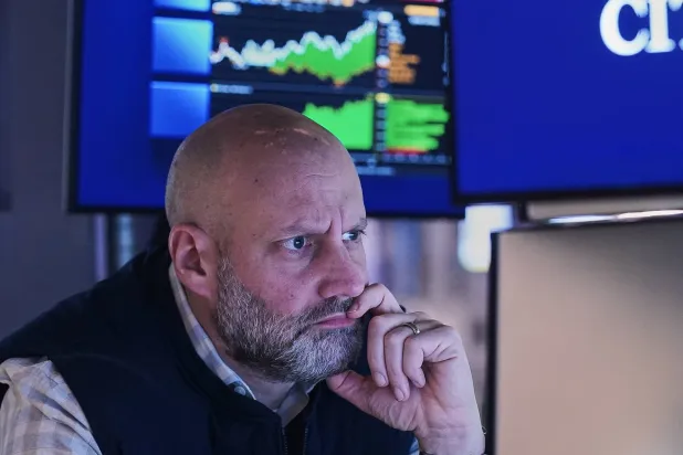 متداول يعمل في بورصة نيويورك (أ.ب)