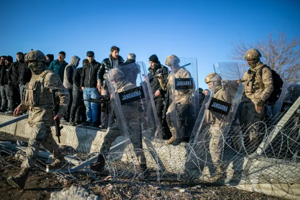 قوات أمن تركية منعت أكراداً من عبور الحدود في نصيبين بولاية ماردين لدعم «قسد» (إ.ب.أ)