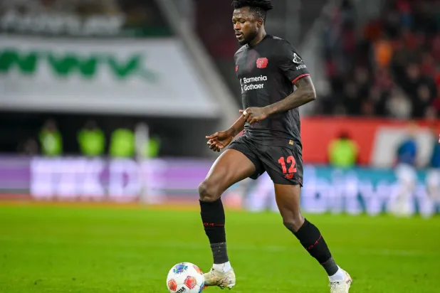 البوركينابي إدموند تابسوبا مدافع باير ليفركوزن (د.ب.أ)