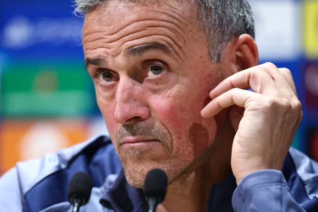 لويس إنريكي مدرب باريس سان جيرمان (أ.ف.ب)