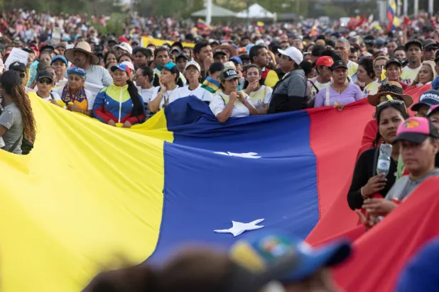 متظاهرون يطالبون بالإفراج عن الرئيس الفنزويلي نيكولاس مادورو وزوجته سيليا فلوريس بعد اعتقالهما من قبل القوات الأميركية (رويترز)