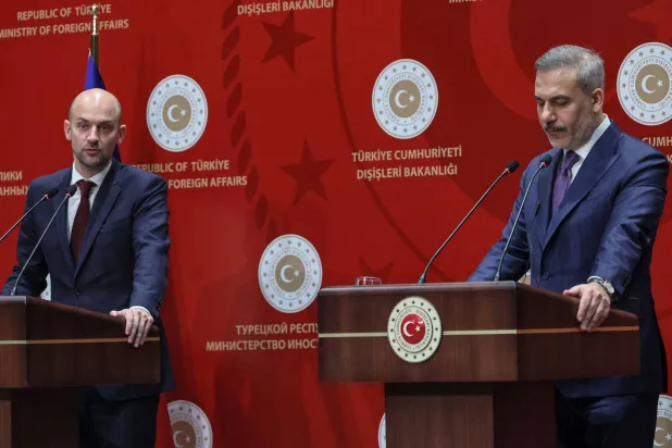 وزيرا الخارجية التركي هاكان فيدان والفرنسي جان نويل بارو خلال مؤتمر صحافي مشترك عقب مباحثاتهما في أنقرة الثلاثاء (أ.ف.ب)