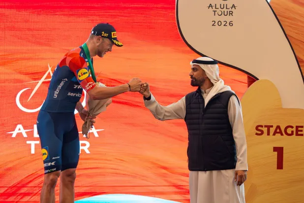 الإيطالي جوناثان ميلان من فريق «ليدل تريك» تصدّر الجولة الأولى (وزارة الرياضة)