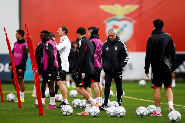 مورينيو يقود تدريب بنفيكا قبل التحد الصعب والخاص أمام الريال (ا ف ب )