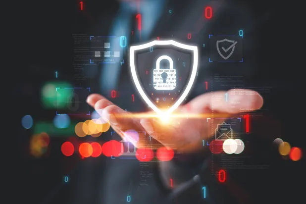 يعيد الذكاء الاصطناعي تعريف مخاطر الخصوصية حيث أصبحت حماية البيانات مرتبطة بالسلوك البشري والثقافة المؤسسية بقدر ارتباطها بالتقنيات (شاترستوك)