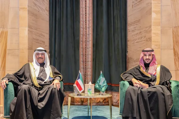 وزيرا دفاع السعودية والكويت يبحثان مستجدات المنطقة 