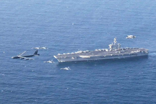 حاملة الطائرات الأميركية «أبراهام لينكولن» وقاذفة «بي - 52» تجري تدريبات في بحر العرب في 1 يونيو 2019 (أ.ب)