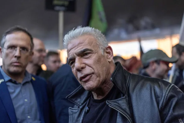 لابيد: على نتنياهو تحمّل المسؤولية عن الرهائن القتلى