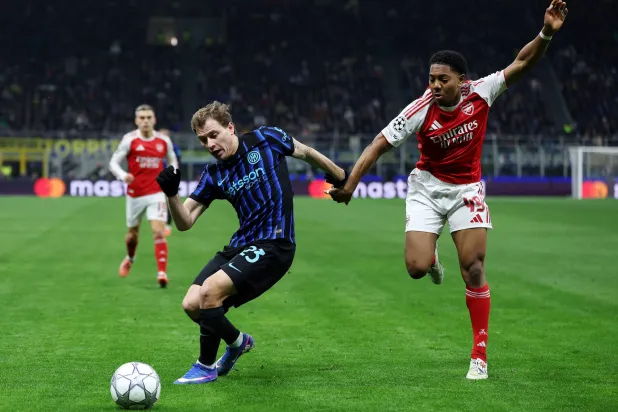 نيكولو باريلا «يسار» يغيب عن إنتر في مواجهة دورتموند (د.ب.أ) 