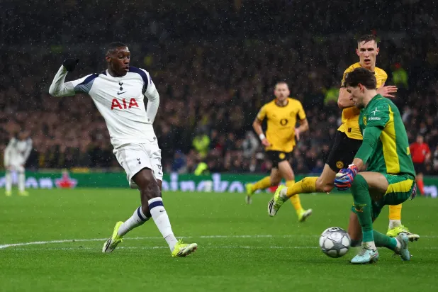 راندال كولو مواني «يسار» تعرض لحادث بسيط (رويترز)