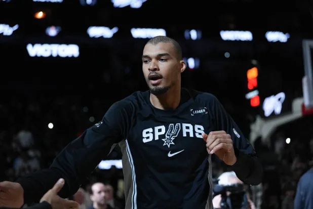 نجم سان أنطونيو سبيرز الفرنسي فيكتور ويمبانياما (رويترز)