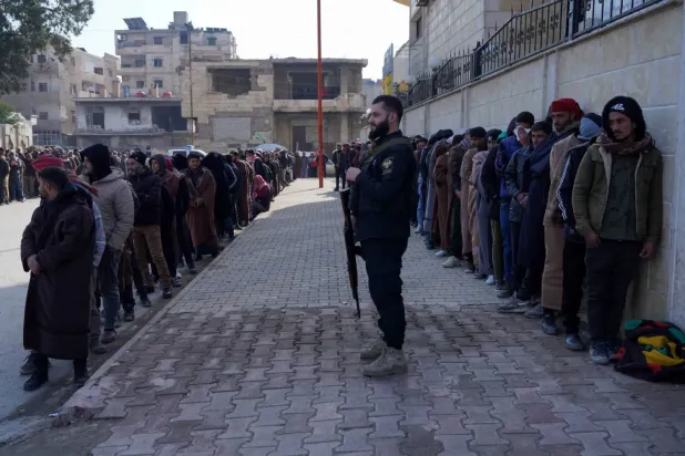 SDG unsurları dün Rakka'da Suriye hükümetiyle durumlarını görüşmek üzere sıraya girdiler (Reuters)