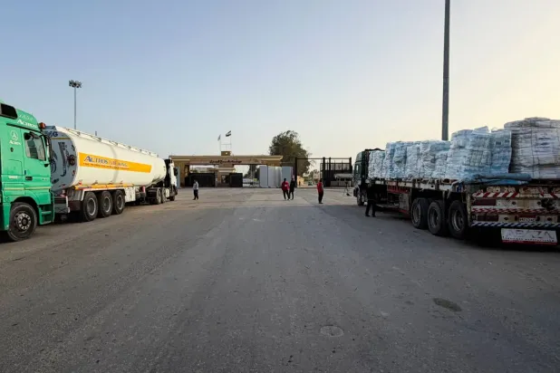 Refah sınır kapısının Mısır tarafında gıda ve tıbbi malzeme yüklü olarak bekleyen kamyonlar, (Reuters)