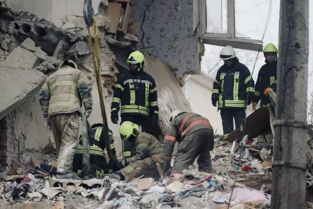 رجال إنقاذ في موقع استهدفته غارة روسية بمنطقة أوديسا (رويترز)