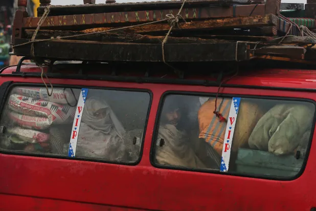 الآلاف يفرون من شمال غربي باكستان (أ.ب)