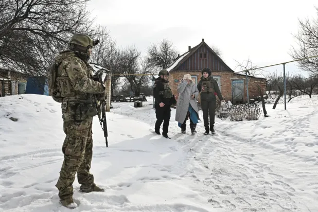 Ukraynalı subaylar, Rusya'nın Ukrayna'ya saldırısı sırasında Zaporijya bölgesinde cephe hattındaki bir köyden vatandaşları tahliye ediyor. (Reuters)
