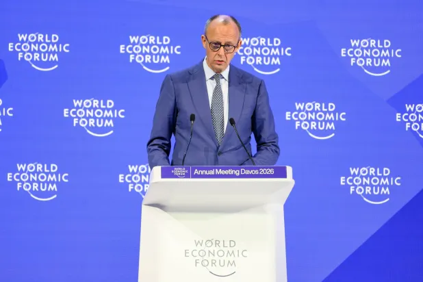 المستشار الألماني فريدريش ميرتس يلقي كلمته خلال الاجتماع السنوي للمنتدى الاقتصادي العالمي 2026 في دافوس (د.ب.أ)