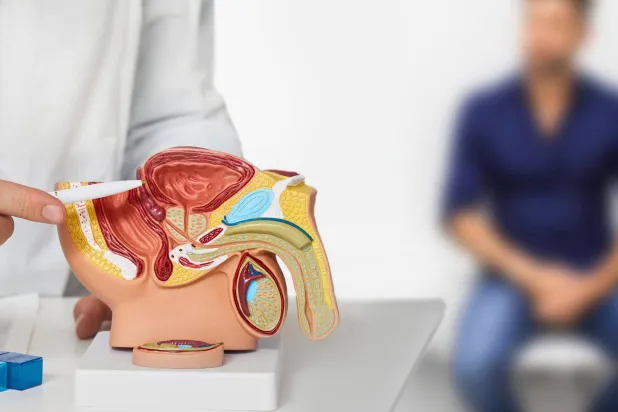 شخص في عيادة لعلاج أمراض البروستاتا (بابليك دومين)