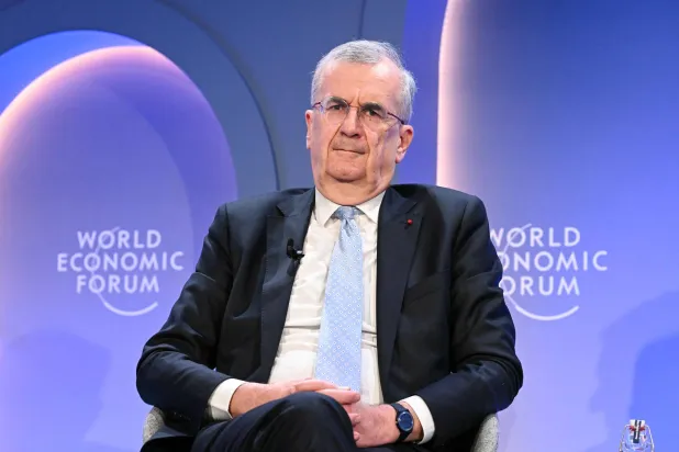 محافظ «بنك فرنسا» فرنسوا فيليروي دي غالهو خلال المنتدى الاقتصادي العالمي السنوي في دافوس (أ.ف.ب)