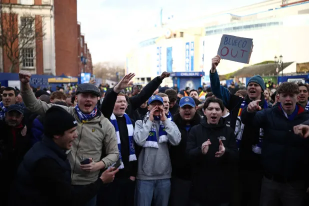 نادي تشيلسي طالب جماهيره بالحذر من أي مواجهات مع مشجعين آخرين (أ.ف.ب)