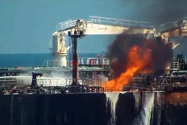 لقطة شاشة مأخوذة من فيديو نشره الحوثيون تظهر حريقاً اندلع في ناقلة نفط بريطانية (إ.ب.أ)